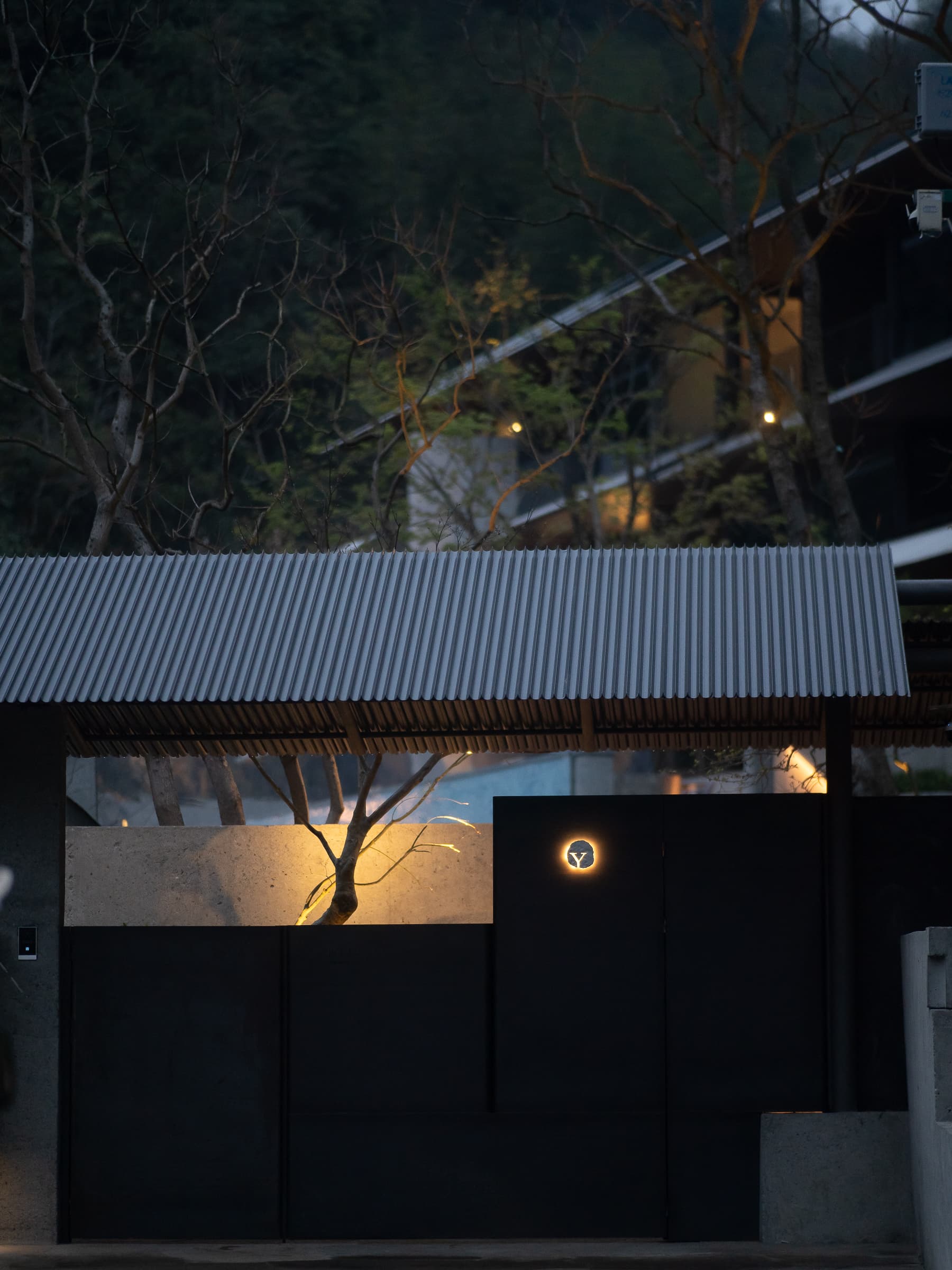 大门夜景.jpg